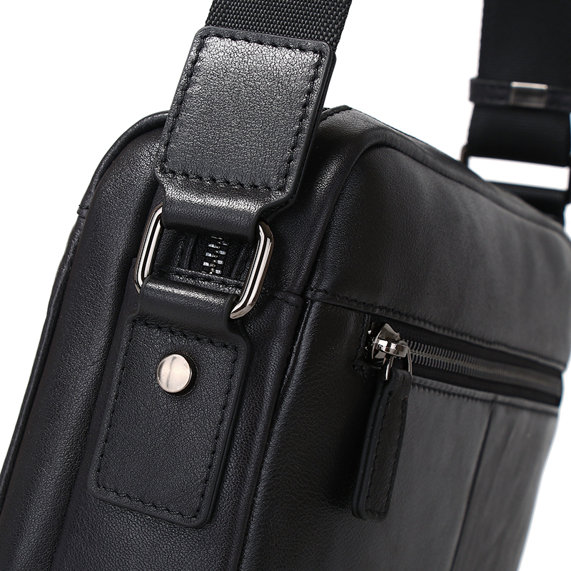 Our genuine leather crossbody bag, crafted from top - grain cowhide, features an excellent adjustment buckle on its strap.