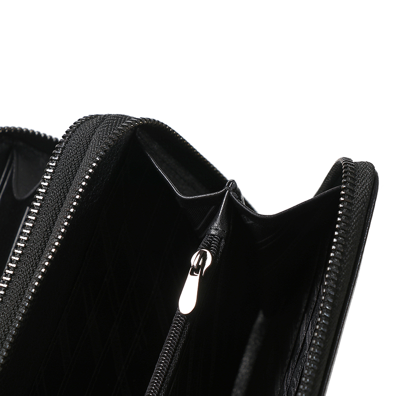 This photo shows how beautiful the clutch's zipper is.