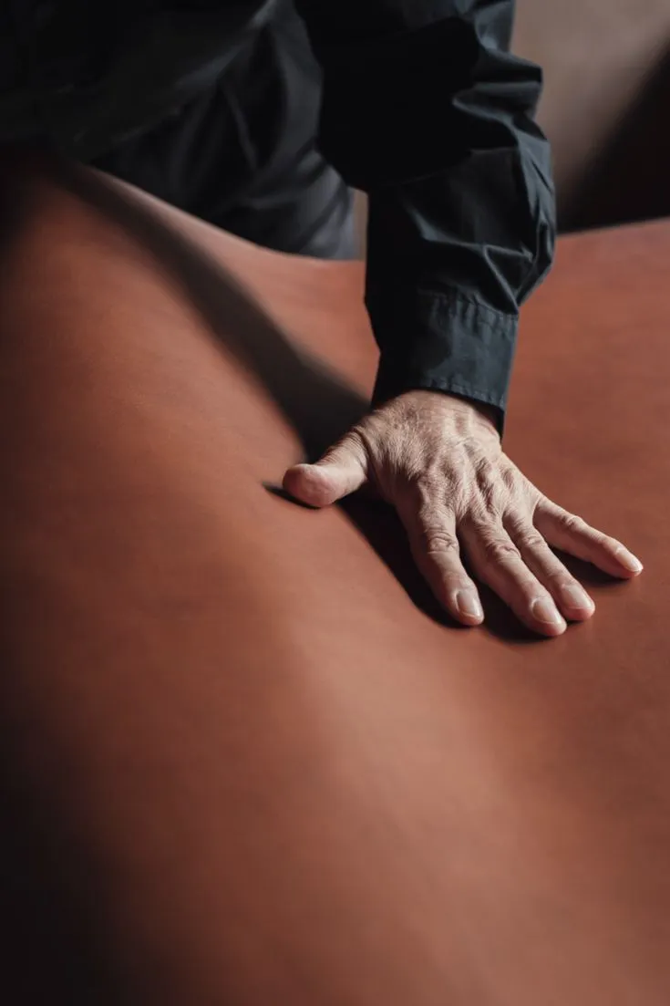 How to Condition Leather Bags Naturally: DIY or Professional?