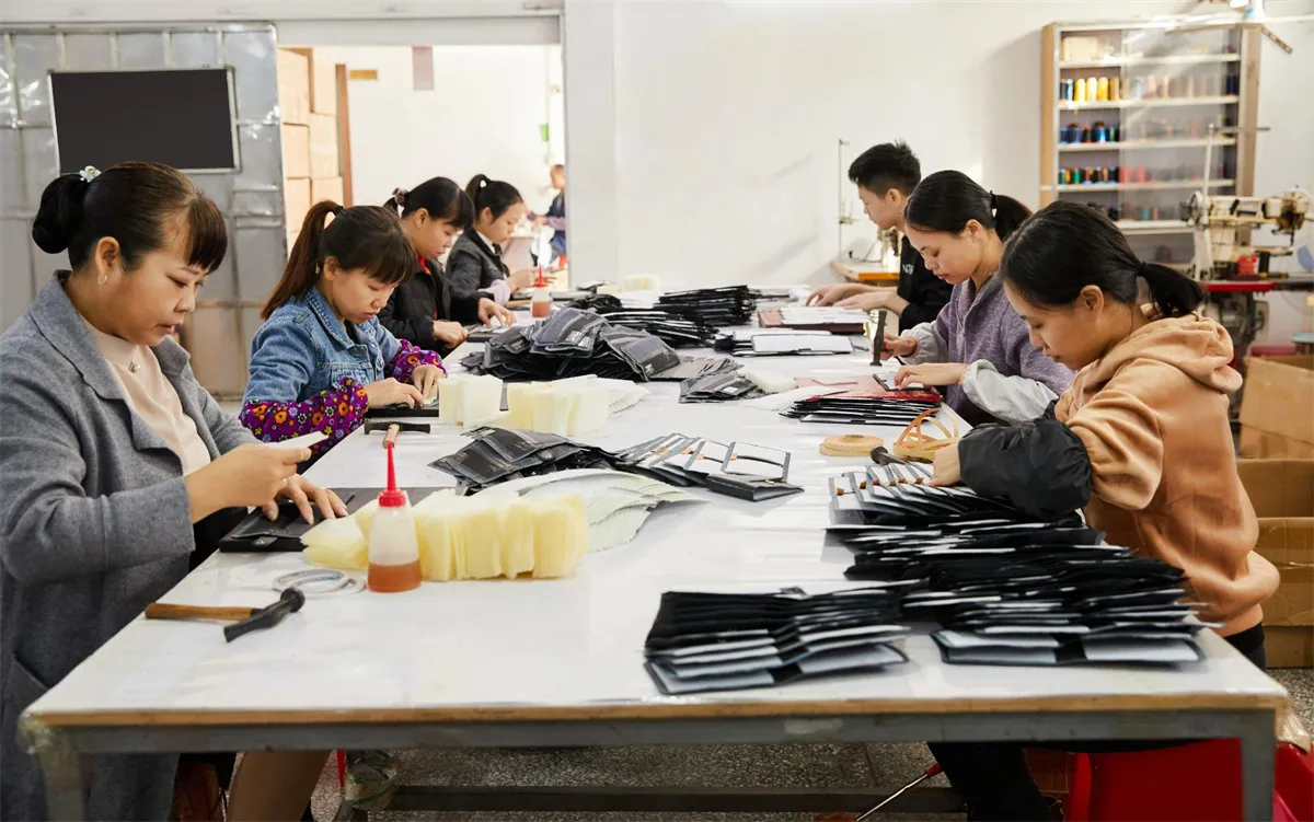 Masterful Craftsmanship: The Heart of Our Leather Bag Factory in China