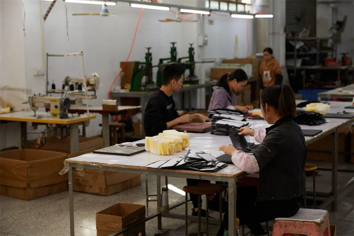 How Are Leather Bags Made? Behind the Scenes at a Leather OEM Factory