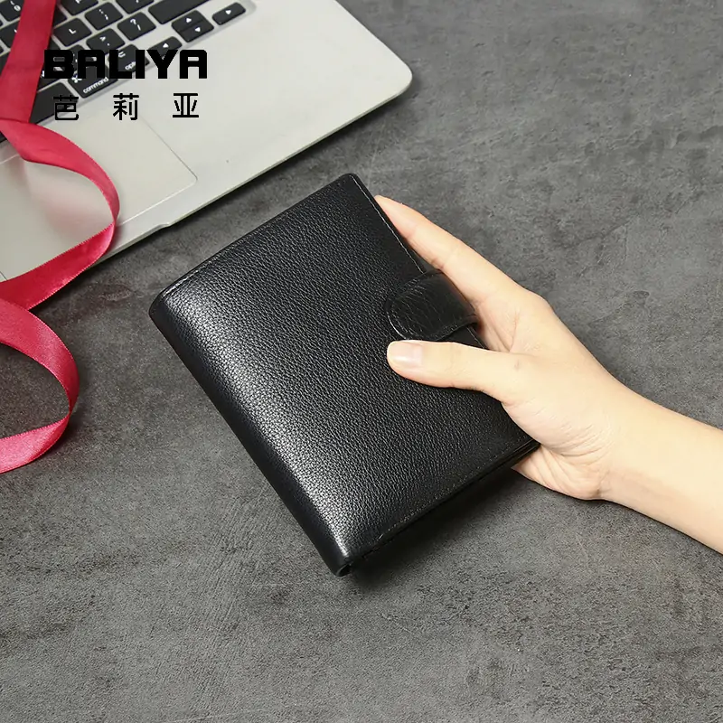 How to choose the perfect male leather purse: practical tips