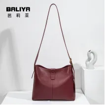 Leather Sling Bags for Women: Why This Compact Style Is Gaining Popularity in 2025