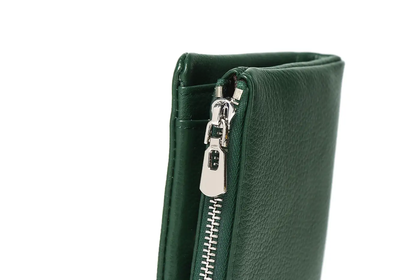 Our Italian leather wallet for women is adorned with exquisitely crafted zips that redefine elegance and functionality.