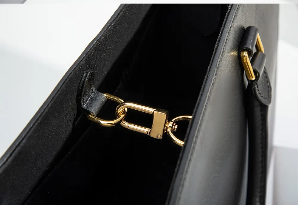 BALIYA bag interior hardware details: The high-gloss gold alloy hooks showcase a rich metallic luster. 