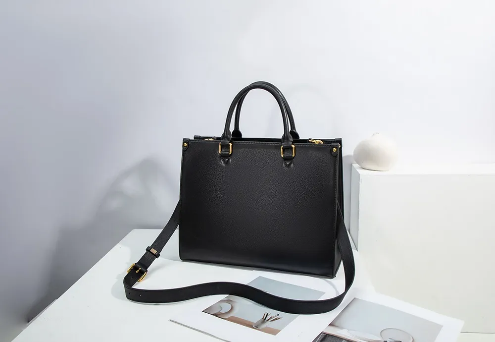 The BALIYA top-grain cowhide tote bag boasts a sleek silhouette and a rich, three-dimensional feel, showcasing a refined workwear style.