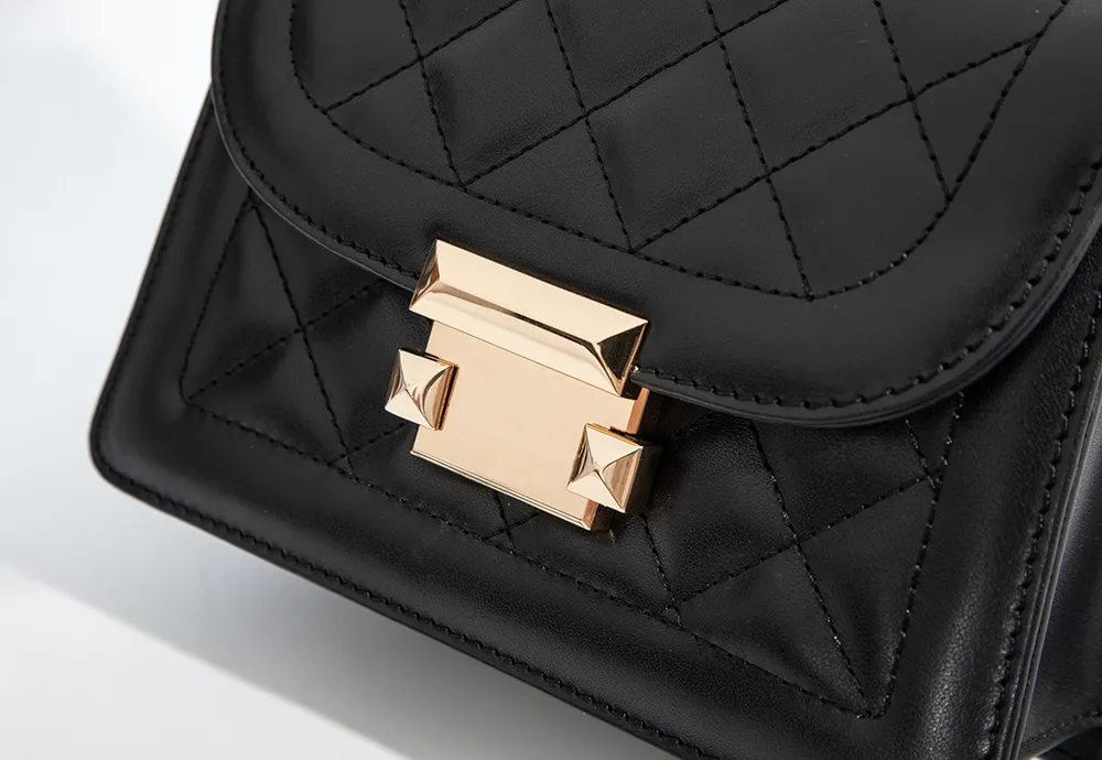 This bag's metal buckle features a geometric, three-dimensional design with a dazzling gold plating and a refined texture.