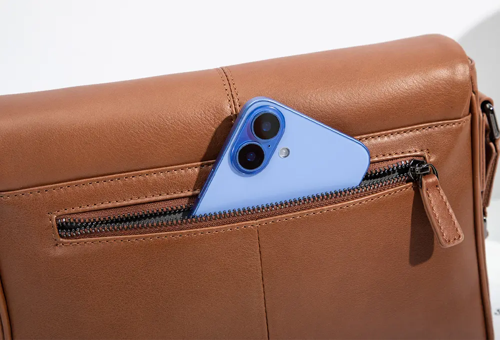 The metal zipper is precise and smooth, with a high-grade gloss, echoing the texture of the original top-layer cowhide imported from Italy, and the hardware fully demonstrates the quality of luxury goods; the zipper pocket is convenient for taking and putting small items such as mobile phones and keys, making commuting and shopping more convenient