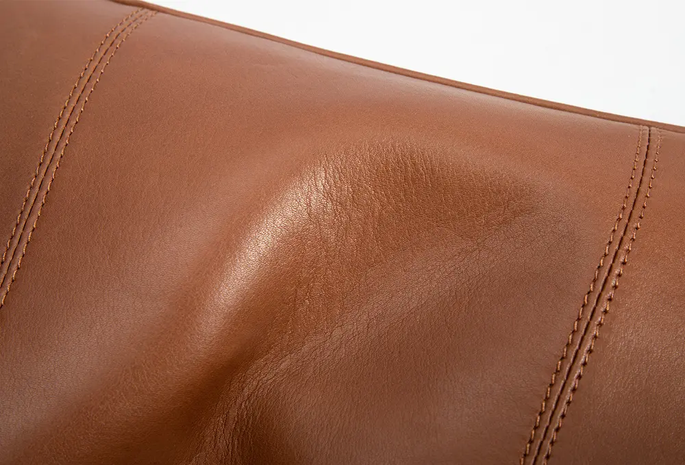 It is made of YSL original cowhide imported from Italy. As the top-grade leather from the same source as international luxury brands, every inch of its texture carries the essence of Italy's century-old leather craftsmanship. The leather feels delicate and soft, with a warm and full luster. The more you use it, the more you will experience a retro charm.
