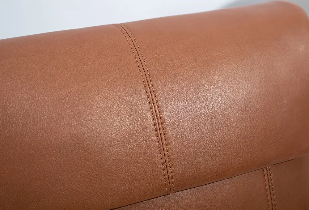 The double-track line reinforcement structure fits tightly with the flexible leather, and the delicate lines outline a low-key luxury outline; the delicate leather texture is matched with a soft brown luster, showing the luxury brand texture and craftsmanship. It is not only a symbol of taste, but also a classic and durable product.