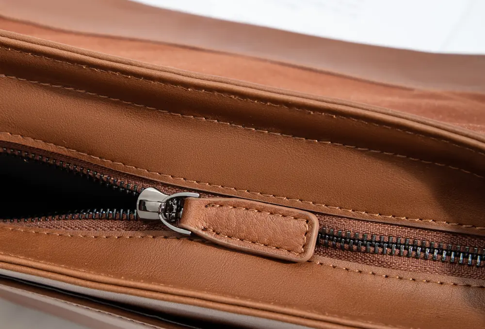 The brown leather pull tab matches the leather of the bag, the stitching is neat and delicate, the metal zipper head is shiny and has a high texture. It is worth noting that the pull tab of the bag is made of leather from the same factory as YSL, which is delicate, soft, tough and durable.