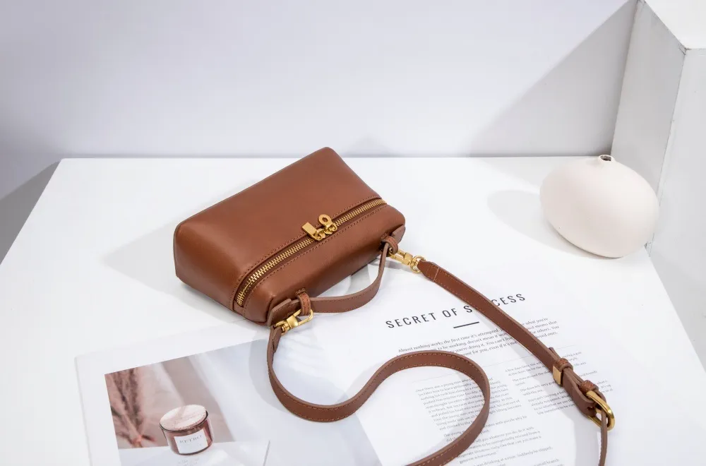 Custom Logo Quilted Genuine Leather Ladies Handbag Fashionable Women's Shoulder Bag with Zipper Closure Bolso De Mujer