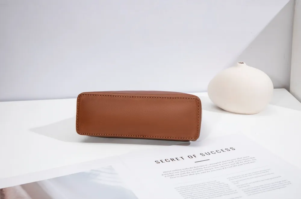 Custom Logo Quilted Genuine Leather Ladies Handbag Fashionable Women's Shoulder Bag with Zipper Closure Bolso De Mujer