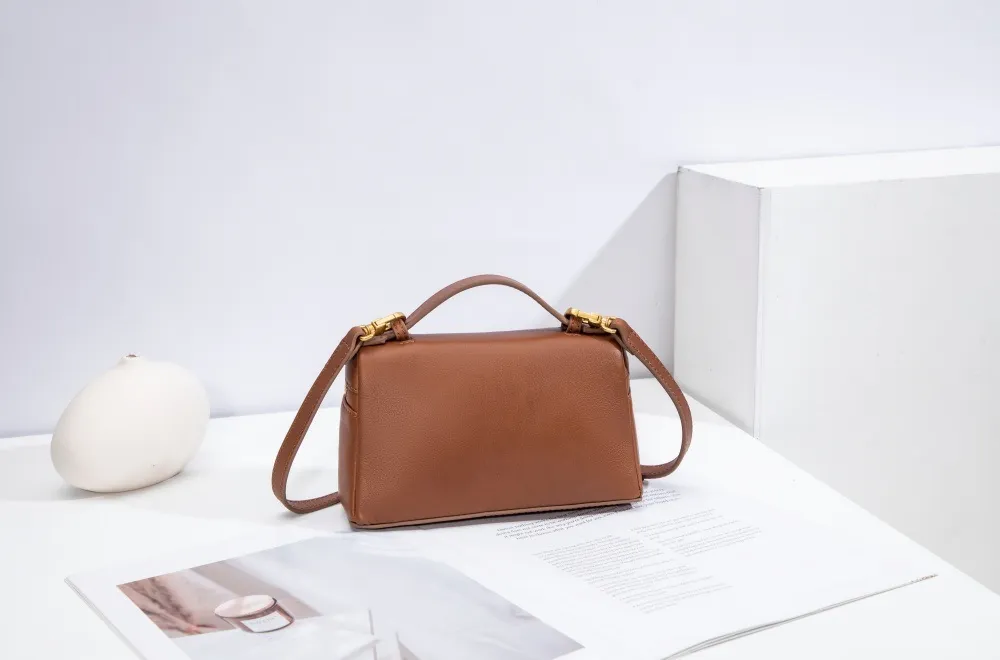 Custom Logo Quilted Genuine Leather Ladies Handbag Fashionable Women's Shoulder Bag with Zipper Closure Bolso De Mujer