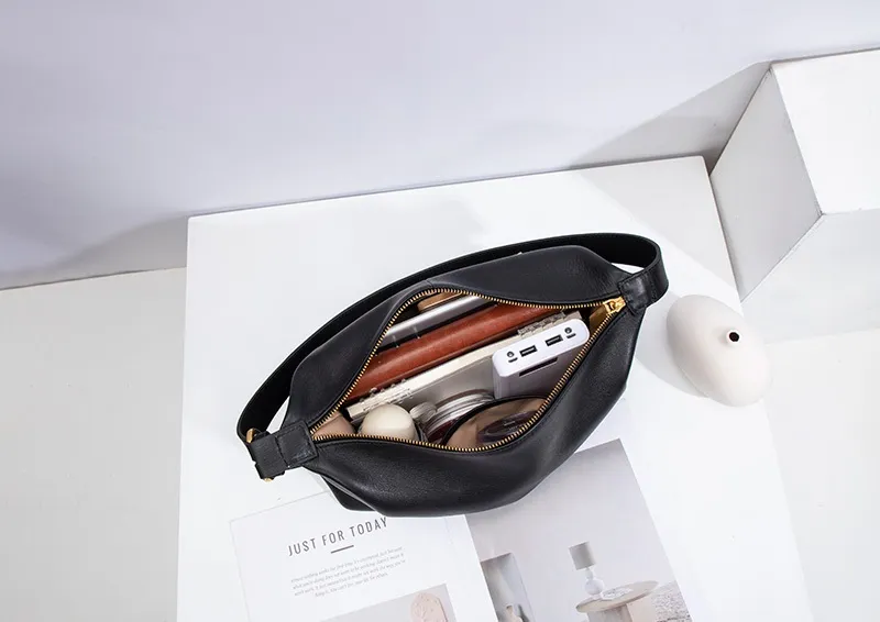 This women’s bag offers a large capacity, capable of holding plenty of items, making it ideal for daily use and keeping your essentials organized.