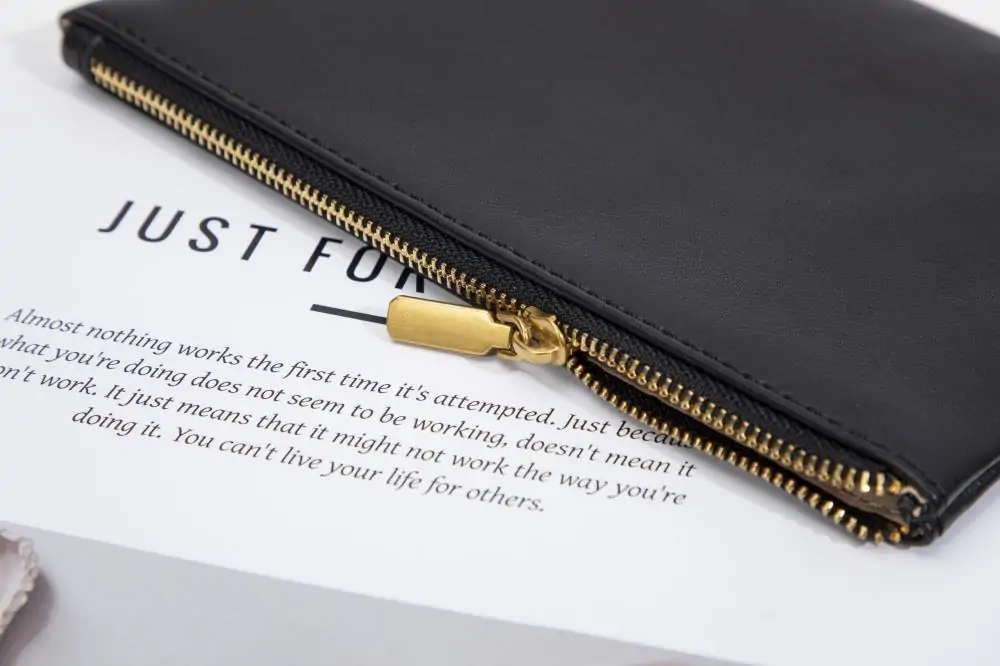 Genuine leather tote bags feature zippered pockets for secure storage. Durable zippers and leather - reinforced edges ensure both functionality and style.