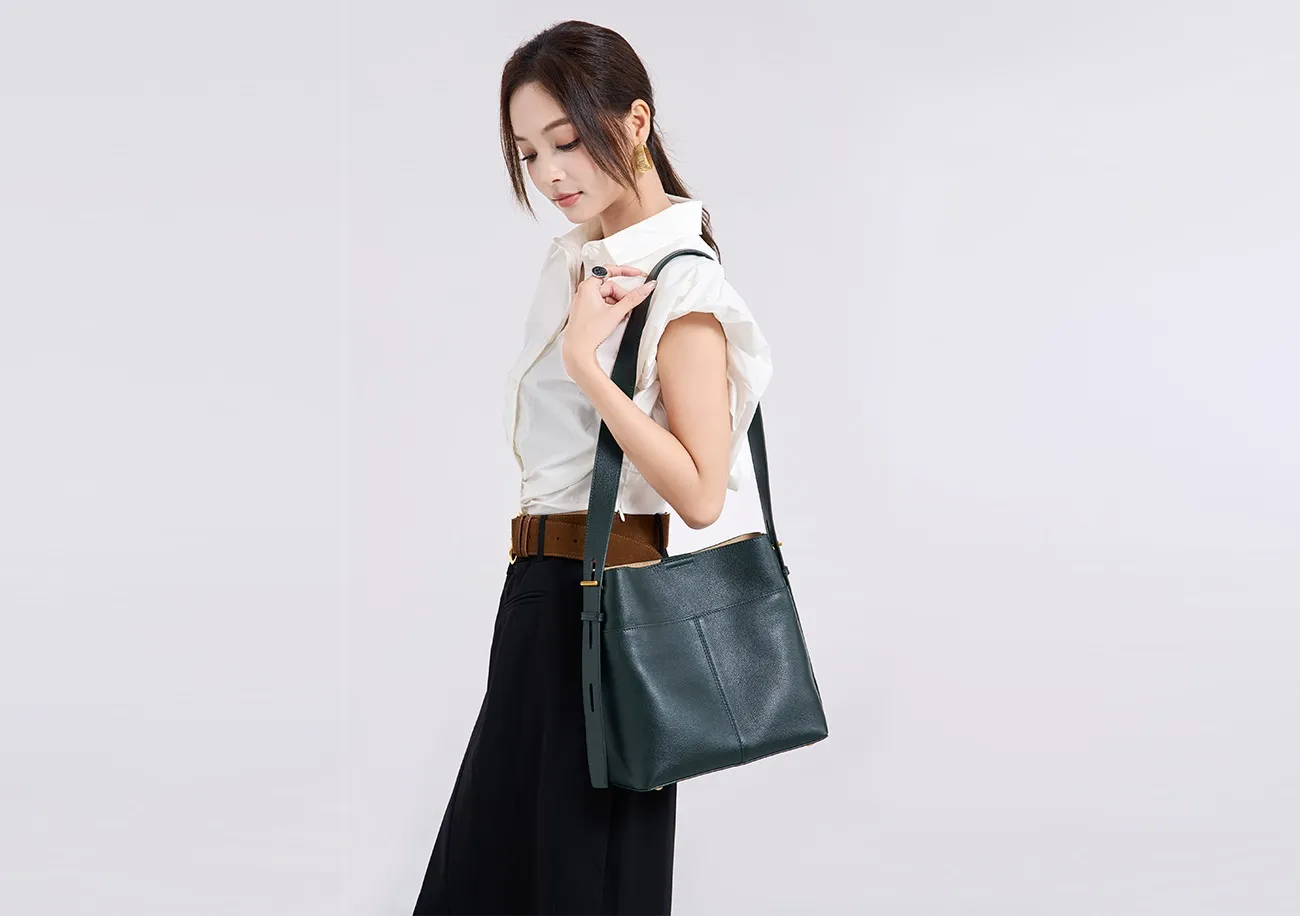 Genuine Leather Tote Bag Large Capacity Customizable Logo Zipper Closure Trendy Sport Style for Fitness Travel