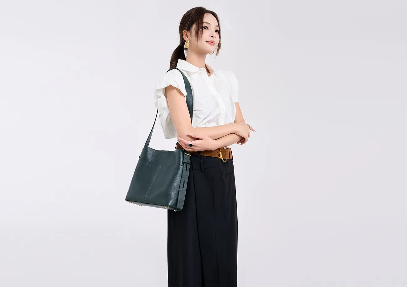 Genuine Leather Tote Bag Large Capacity Customizable Logo Zipper Closure Trendy Sport Style for Fitness Travel