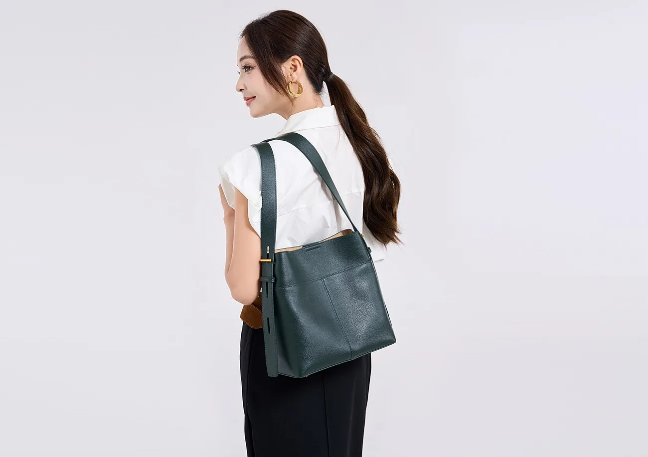 Genuine Leather Tote Bag Large Capacity Customizable Logo Zipper Closure Trendy Sport Style for Fitness Travel