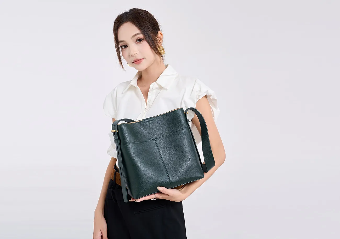 Genuine Leather Tote Bag Large Capacity Customizable Logo Zipper Closure Trendy Sport Style for Fitness Travel