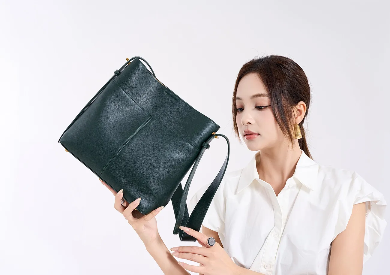 Genuine Leather Tote Bag Large Capacity Customizable Logo Zipper Closure Trendy Sport Style for Fitness Travel