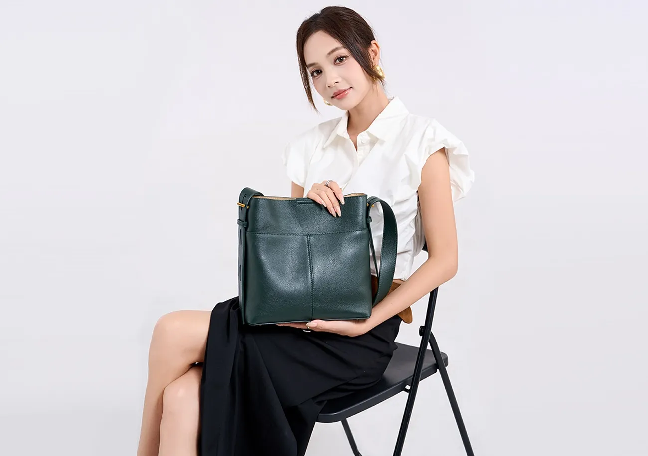Genuine Leather Tote Bag Large Capacity Customizable Logo Zipper Closure Trendy Sport Style for Fitness Travel