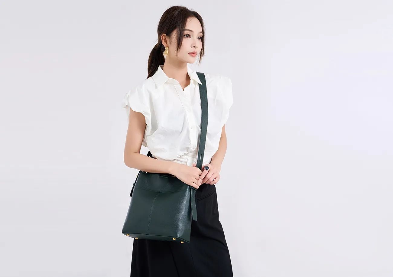 Genuine Leather Tote Bag Large Capacity Customizable Logo Zipper Closure Trendy Sport Style for Fitness Travel