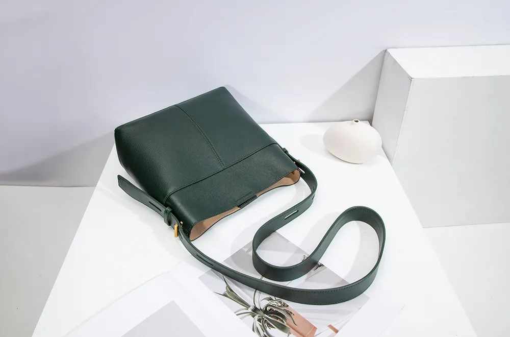Genuine Leather Tote Bag Large Capacity Customizable Logo Zipper Closure Trendy Sport Style for Fitness Travel