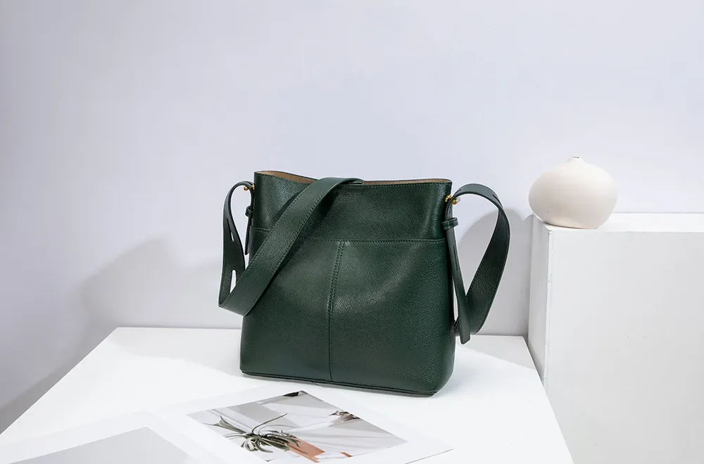 Genuine Leather Tote Bag Large Capacity Customizable Logo Zipper Closure Trendy Sport Style for Fitness Travel