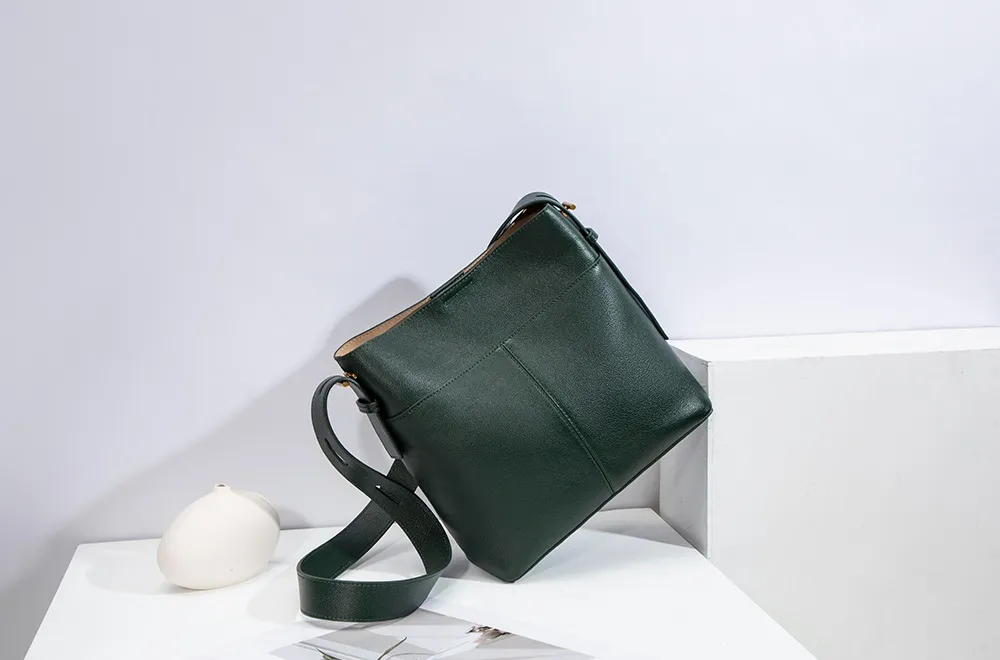 Genuine Leather Tote Bag Large Capacity Customizable Logo Zipper Closure Trendy Sport Style for Fitness Travel
