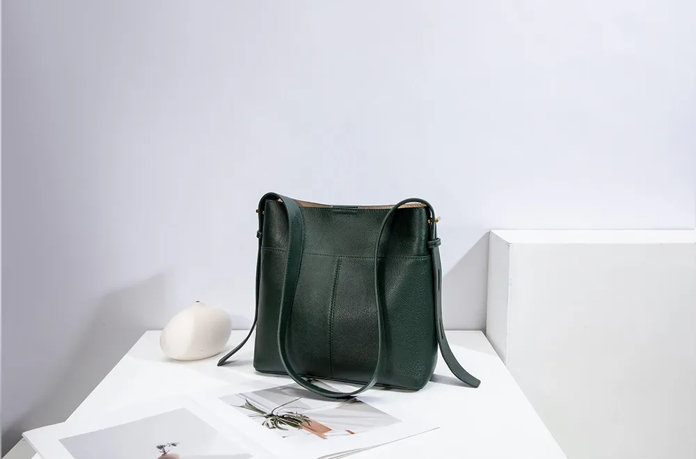 Genuine Leather Tote Bag Large Capacity Customizable Logo Zipper Closure Trendy Sport Style for Fitness Travel