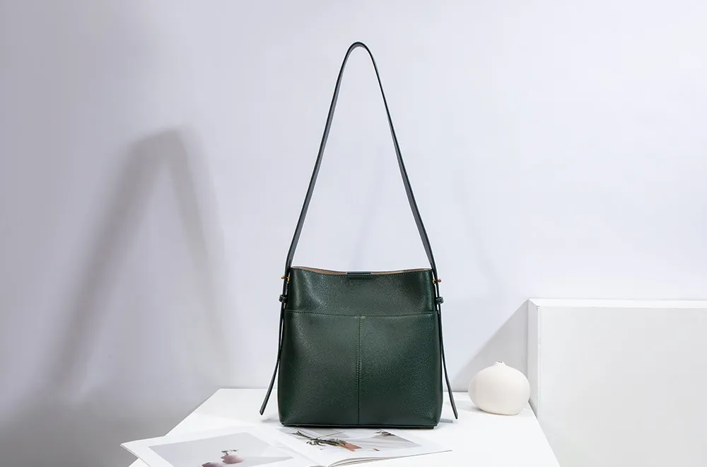 Genuine Leather Tote Bag Large Capacity Customizable Logo Zipper Closure Trendy Sport Style for Fitness Travel