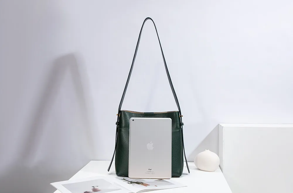 Genuine Leather Tote Bag Large Capacity Customizable Logo Zipper Closure Trendy Sport Style for Fitness Travel
