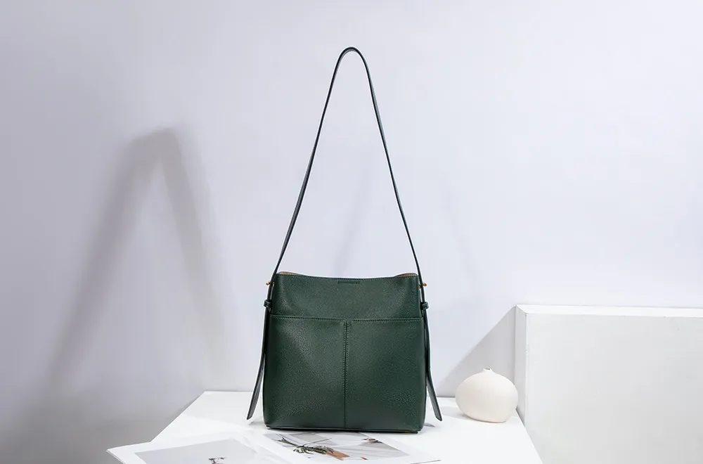 Genuine Leather Tote Bag Large Capacity Customizable Logo Zipper Closure Trendy Sport Style for Fitness Travel
