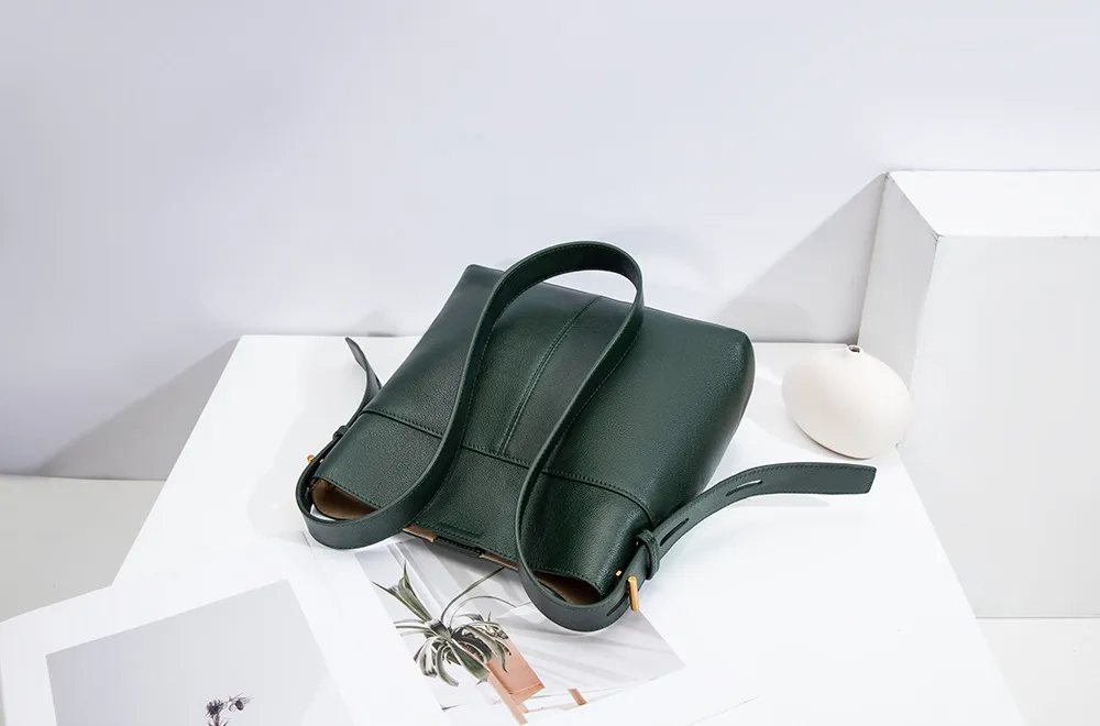 Genuine Leather Tote Bag Large Capacity Customizable Logo Zipper Closure Trendy Sport Style for Fitness Travel