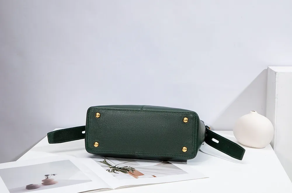 Genuine Leather Tote Bag Large Capacity Customizable Logo Zipper Closure Trendy Sport Style for Fitness Travel