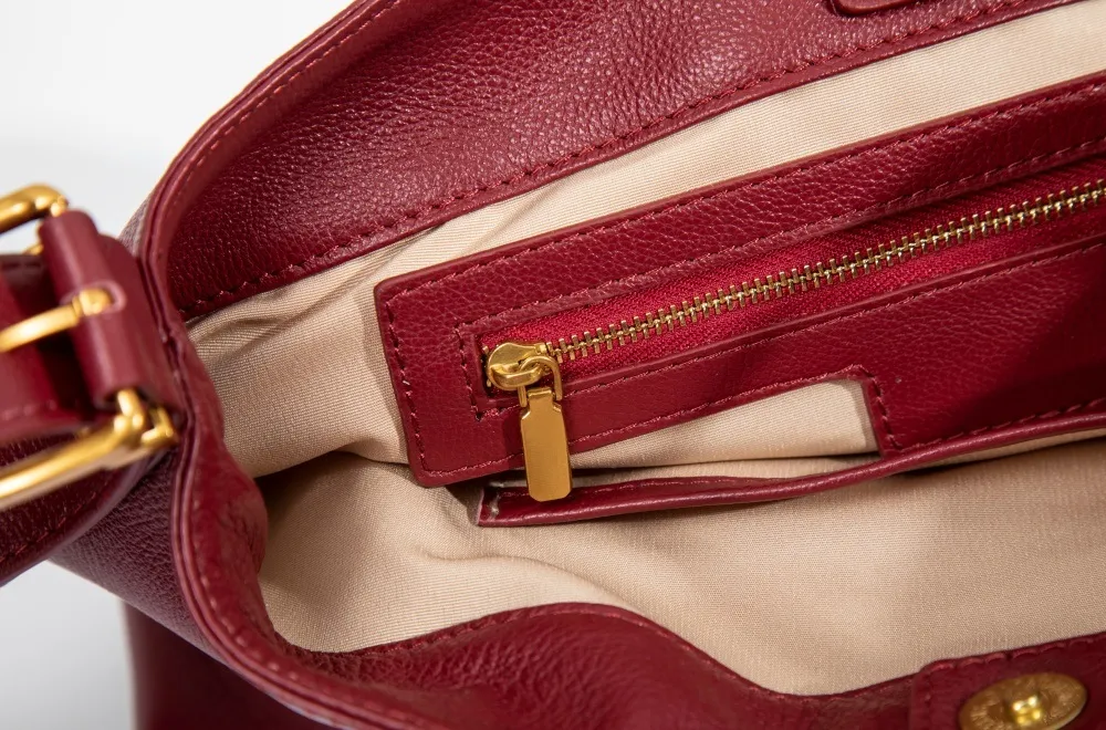 Genuine leather women's shoulder bag with inner zip pocket—secure storage, blending style and practicality.