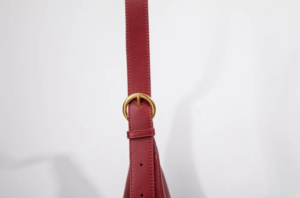 Women's tote with adjustable strap—custom fit, easy to carry, blending comfort with versatile style.
