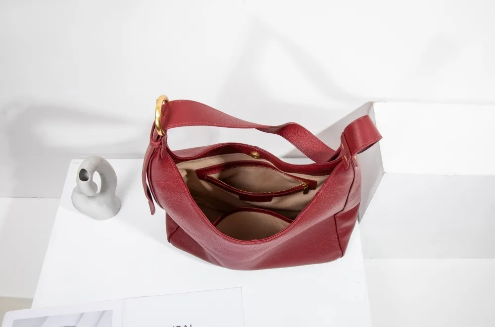 Genuine leather women's tote—spacious, holds plenty, merging generous capacity with timeless leather allure.