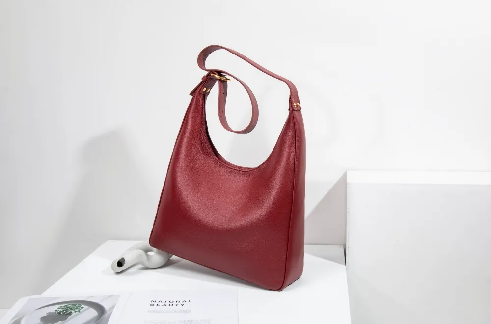 A large women's tote—roomy enough for work, travel, or daily hauls. Structured yet lightweight, with sleek lines and practical pockets. Combines functionality with effortless style for every occasion
