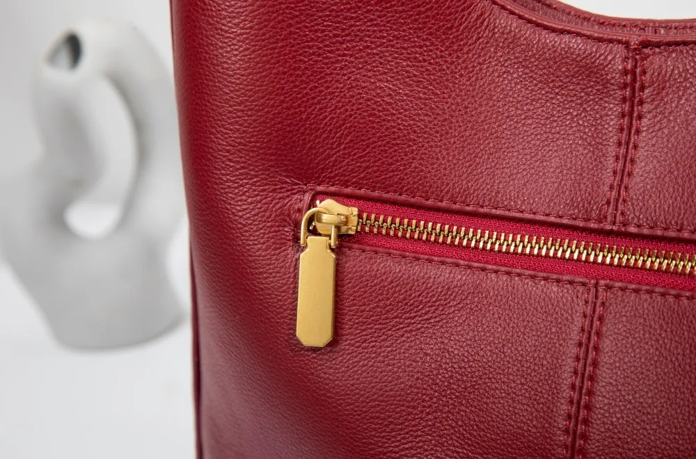 A large women's tote—roomy enough for work, travel, or daily hauls. Structured yet lightweight, with sleek lines and practical pockets. Combines functionality with effortless style for every occasion