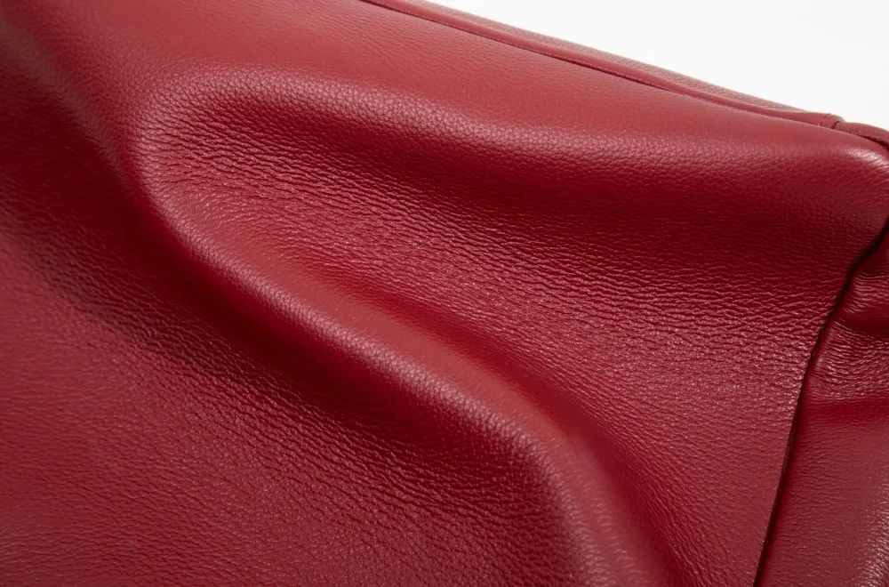 A large women's tote—roomy enough for work, travel, or daily hauls. Structured yet lightweight, with sleek lines and practical pockets. Combines functionality with effortless style for every occasion