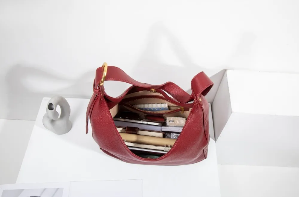 A large women's tote—roomy enough for work, travel, or daily hauls. Structured yet lightweight, with sleek lines and practical pockets. Combines functionality with effortless style for every occasion