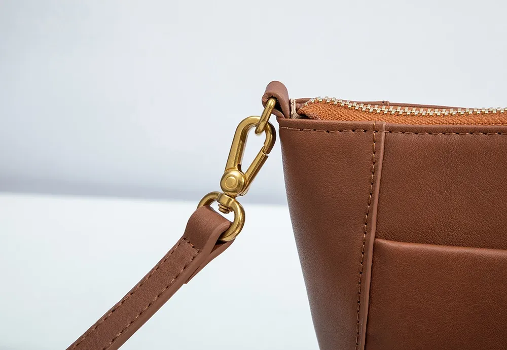 The gold-tone hardware, including the buckle and chain links, is sleekly polished for a luxurious feel, while the meticulous, evenly spaced stitching not only enhances the bag's durability but also adds a touch of sophistication to its overall appearance.