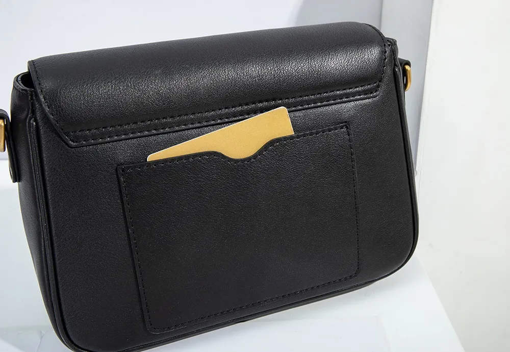 This BALIYA shoulder bag, crafted from premium leather, boasts a thoughtfully designed back slip pocket.