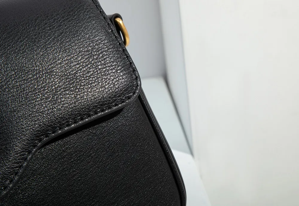 The BALIYA shoulder bag showcases exquisite and meticulous stitching - each even and precise stitch is seamlessly interwoven with the soft leather, outlining an elegant curve, balancing structural precision and artistic elegance.