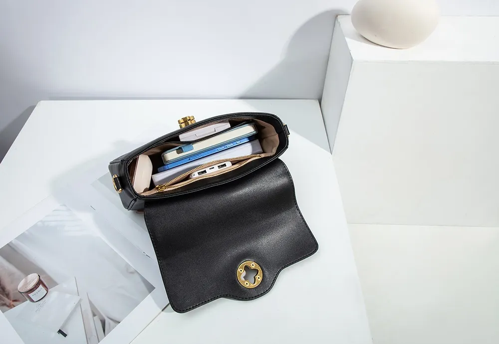 The BALIYA shoulder phone bag boasts impressive storage space despite its compact design.