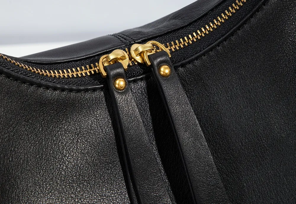 The custom gold-tone hardware zipper uses a high-standard electroplating process, which ensures a long-lasting glossy color, anti-oxidation and wear resistance, and remains smooth and new after repeated opening and closing.