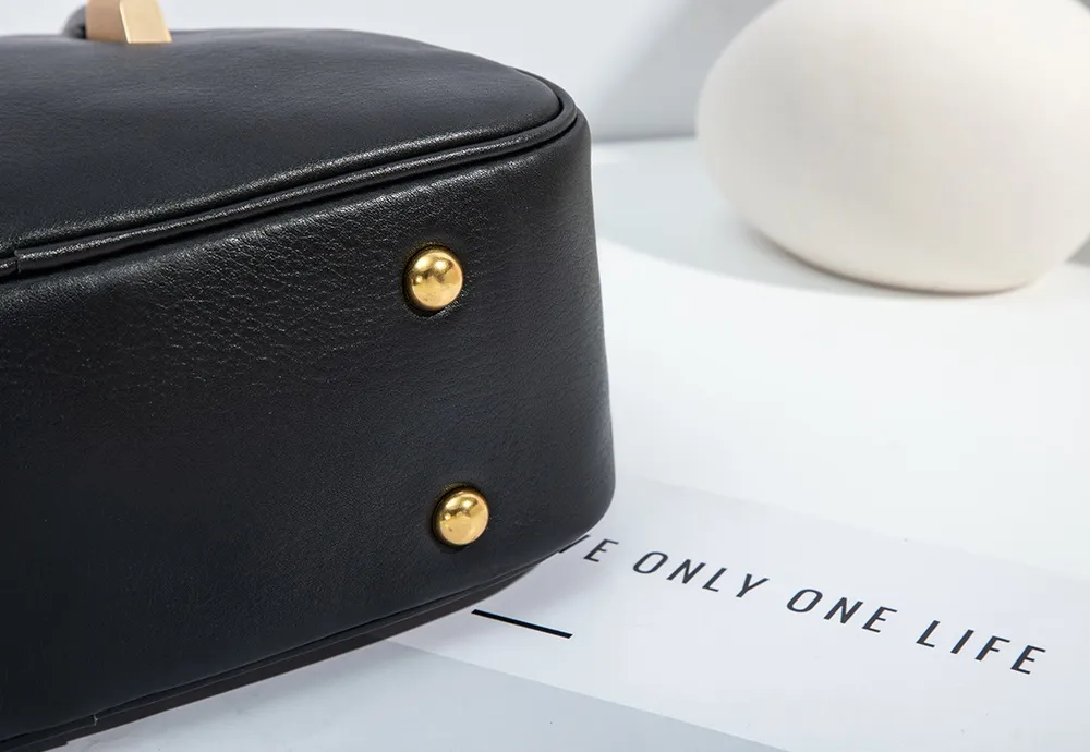 The metal rivets on the bottom of this BALIYA shell bag are made of high-purity alloy and undergo a multi-layer electroplating process.