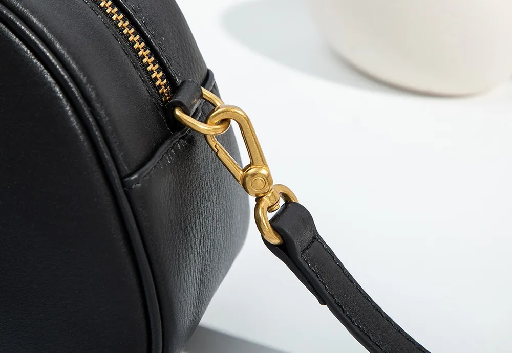 The gold buckle of this BALIYA shell bag is vacuum-plated, anti-oxidation and non-fading; it is paired with a top-grain cowhide shoulder strap, the leather is delicate and flexible, and the stitching is neat and tight.